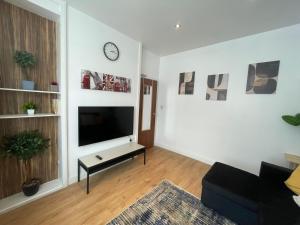 Tottenham - Sleeps 10 - Garden - Near Transport