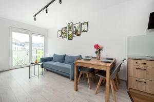 Spacious Apartment in Wrocław with Desk and Parking by Noclegi Renters