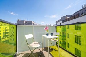 Spacious Apartment in Wrocław with Desk and Parking by Noclegi Renters