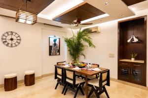 The Park Retreat by The Blue Kite, Fully Serviced Stylish 3BHK Apartment in Green Park near Deer Park & Hauz Khas Village