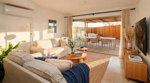 Villa costera, mar, golf y muelle deportivo