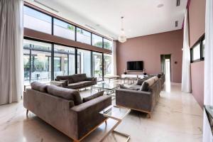 Californian Villa With 2 Pools In Mougins