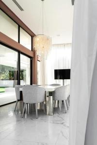Californian Villa With 2 Pools In Mougins