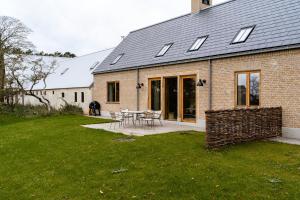 Communal Dining And Nature Near Jernhatten