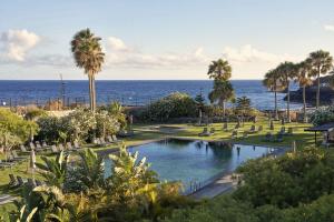 Villa costera, mar, golf y muelle deportivo