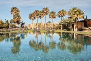 Villa costera, mar, golf y muelle deportivo