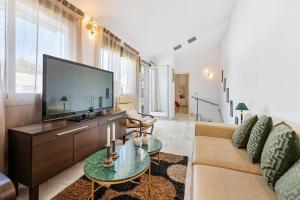 Golden Mil 3 BDRM Elegant Penthouse with Sea View