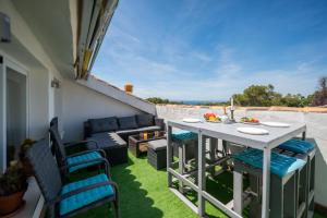 Golden Mil 3 BDRM Elegant Penthouse with Sea View