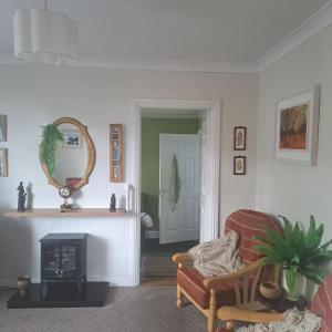 House Sleeps 2 with Garden and Parking
