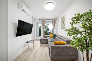 Stylish Central Flat - Balcony & Private Parking