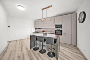 Stylish Central Flat - Balcony & Private Parking