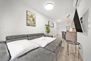 Stylish Central Flat - Balcony & Private Parking