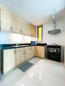 corner 1BR unit with city view Avant at The Fort