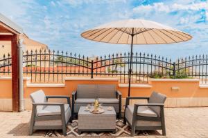 Calmasol Beachfront Apartments