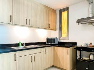 corner 1BR unit with city view Avant at The Fort