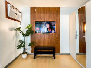 corner 1BR unit with city view Avant at The Fort