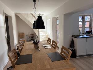 Charming, newly renovated large family townhouse