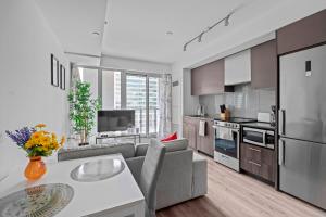 Sunshiny 1 Bedroom Condo with Balcony in the Heart of Toronto DT