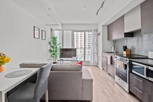 Sunshiny 1 Bedroom Condo with Balcony in the Heart of Toronto DT