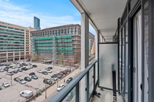 Sunshiny 1 Bedroom Condo with Balcony in the Heart of Toronto DT