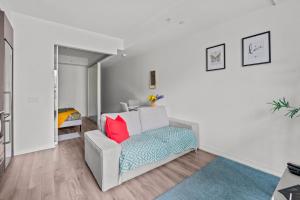 Sunshiny 1 Bedroom Condo with Balcony in the Heart of Toronto DT