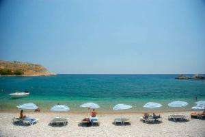 Stylish Haraki Beachfront Suite with Patio