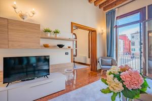 Ca del Monastero 1 Collection Apt for 4 Guests with Balcony and Lift
