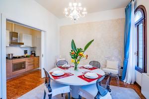 Ca del Monastero 1 Collection Apt for 4 Guests with Balcony and Lift