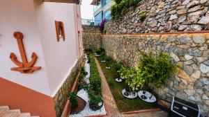 Villa with pool and great sea and city views