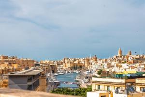 Stylish Maltese 2BR Townhouse with Harbour Views