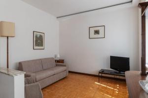 GuestHost - Bright Balcony Apartment Appiano