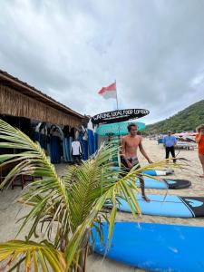 Selong belanak surf hostel