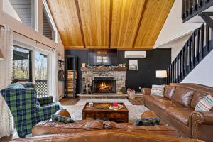 Luxe Chalet with Sauna, Hot Tub and Fire Pit