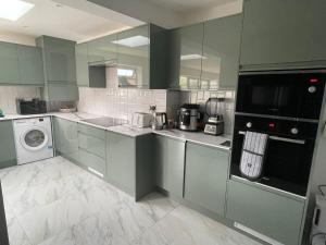 Rooms in Luxury 6 Bedroom House