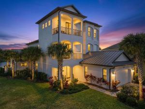 Luxury 5BR Home w Private Pool & Lake Views Legacy 5-Star Home PCBV