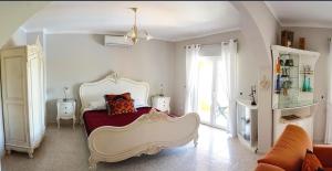 Villa Camaleão with Waterfall Pool by LovelyStay