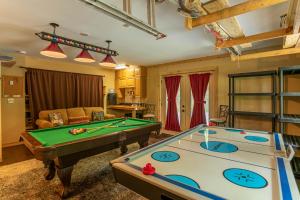 1 Million Dollar View Hot Tub Theater Room Pool Table Air Hockey 10min to Banner Elk