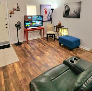 Tiny Palace - 1-Bedroom Apartment - Multi-Week Stay - Pool - Washer-Dryer - Dog-friendly with fee for 1 Family Pet