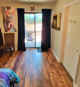 Tiny Palace - 1-Bedroom Apartment - Multi-Week Stay - Pool - Washer-Dryer - Dog-friendly with fee for 1 Family Pet