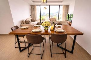 Luxury 3Bedroom Riverside Square by YourHost