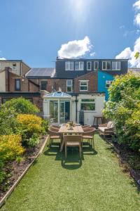 Spacious Art House with Garden