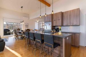 Le Meridien de Charlevoix 35: River View & Hot Tub