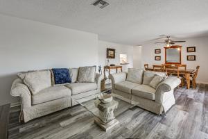 4 Mi to Beach: Country Club Condo w Pool Access!