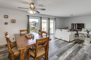 4 Mi to Beach: Country Club Condo w Pool Access!