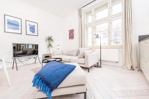 Designer Touch 2-bedroom in Picturesque Area