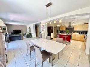Villa en pleine nature, piscine, jardin et parking
