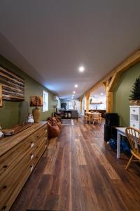 The Little Cabin on Old Main Rd
