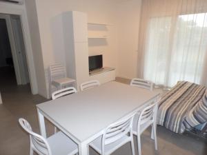 Wide three-bedroom flat in a modern residence