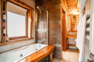Rocanegra Lodge - Suite romántica Premium Cama Superking Hidromasaje Spa Desayuno