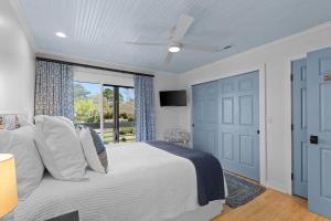 2465 Racquet Club Villa